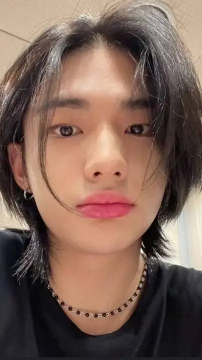 ai character: Hyunjin.........4 background