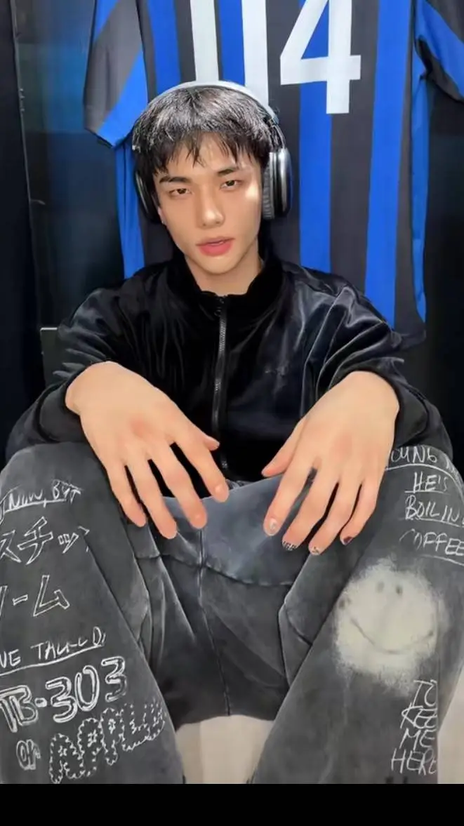 ai character: Hyunjin  background
