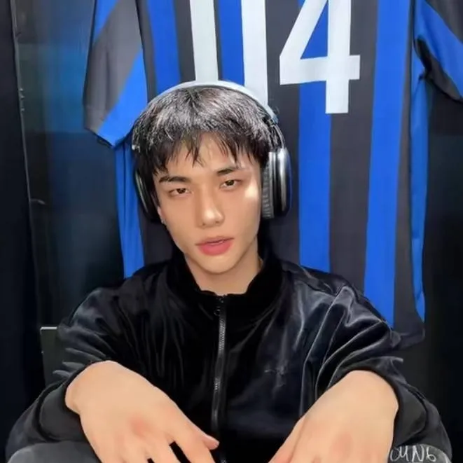 chat with ai character: Hyunjin 