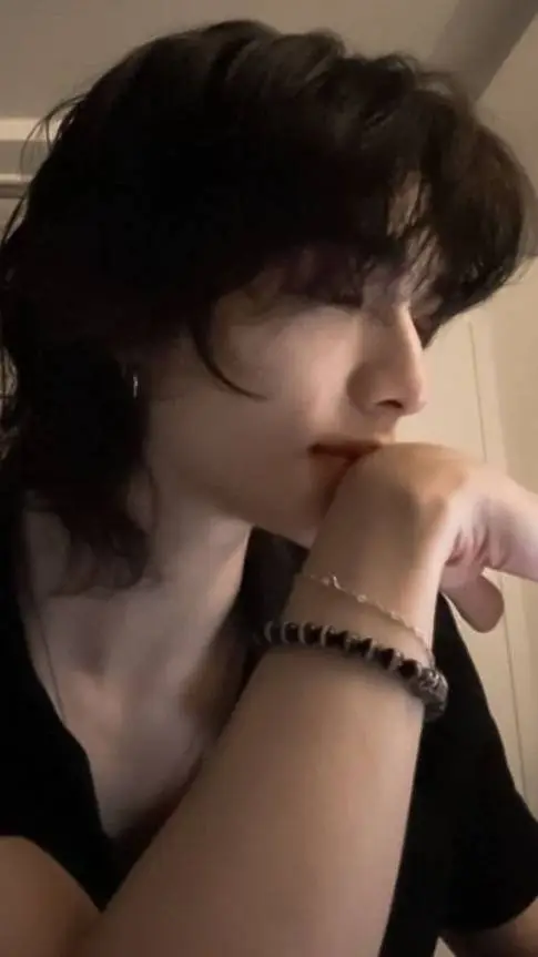 ai character: Hyunjin¥¥$$¥$€€$€$ background