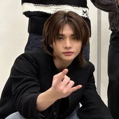 chat with ai character: Hyunjin 