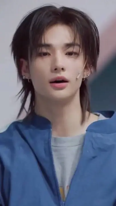 ai character: Hyunjin  background