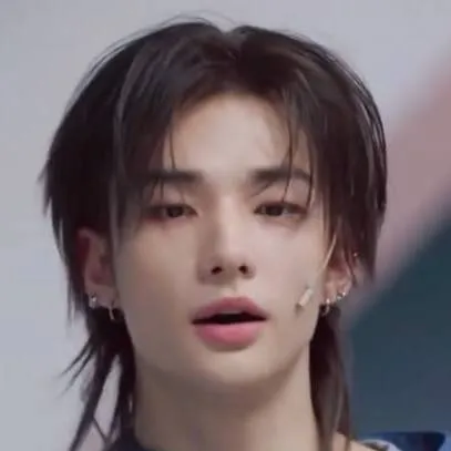 chat with ai character: Hyunjin 