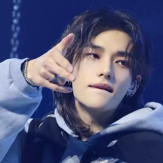 chat with ai character: HYUNJIN 