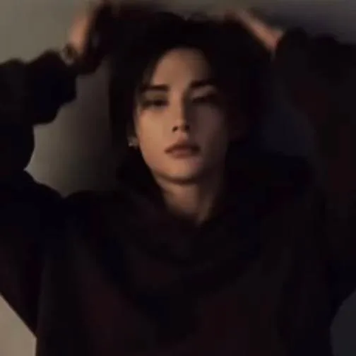 chat with ai character: Hyunjin 