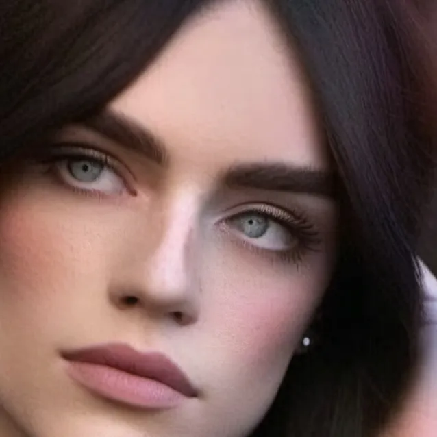 chat with ai character: Laure