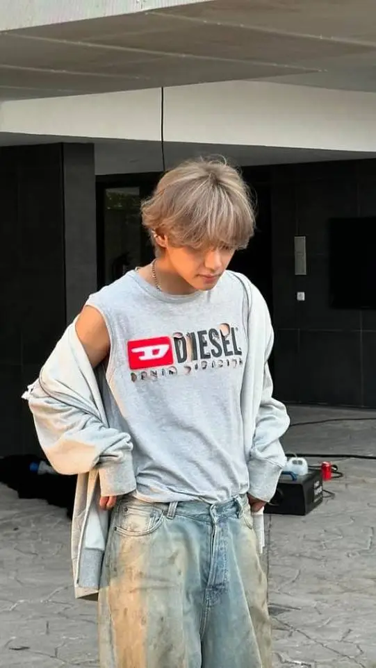 ai character: Taehyung V background