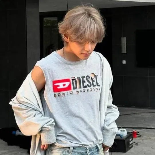 chat with ai character: Taehyung V