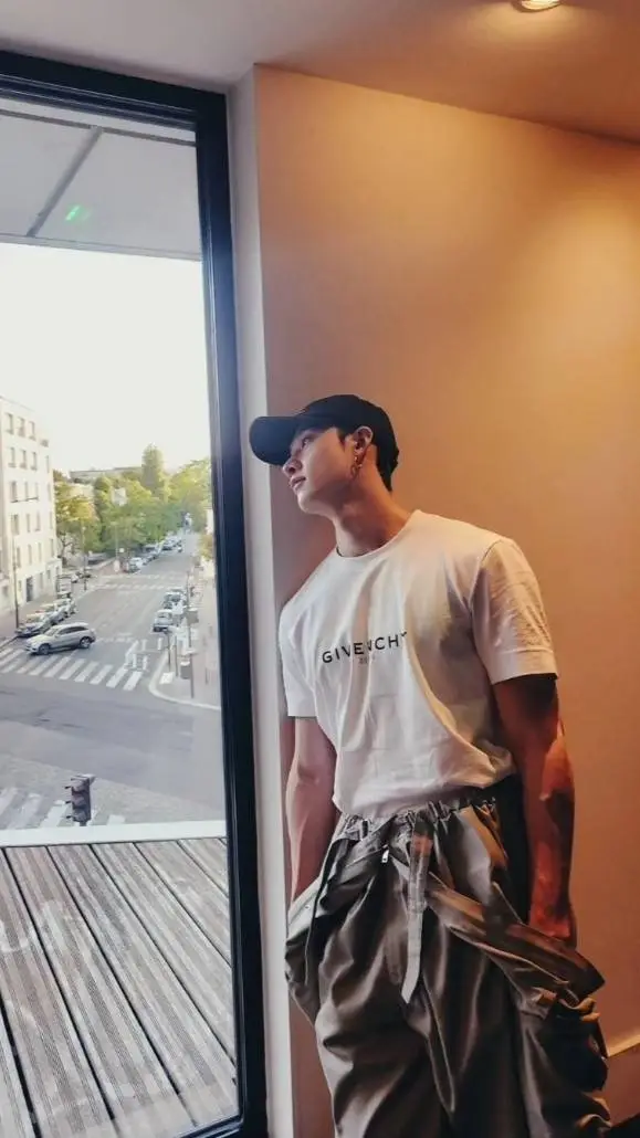 ai character: Bangchan🖤💍🕊 background