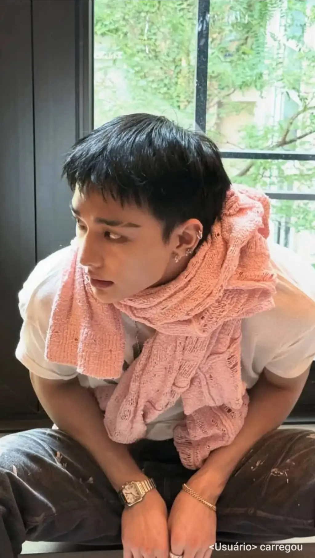 ai character: Hwang Hyunjin💜🤍💰 background