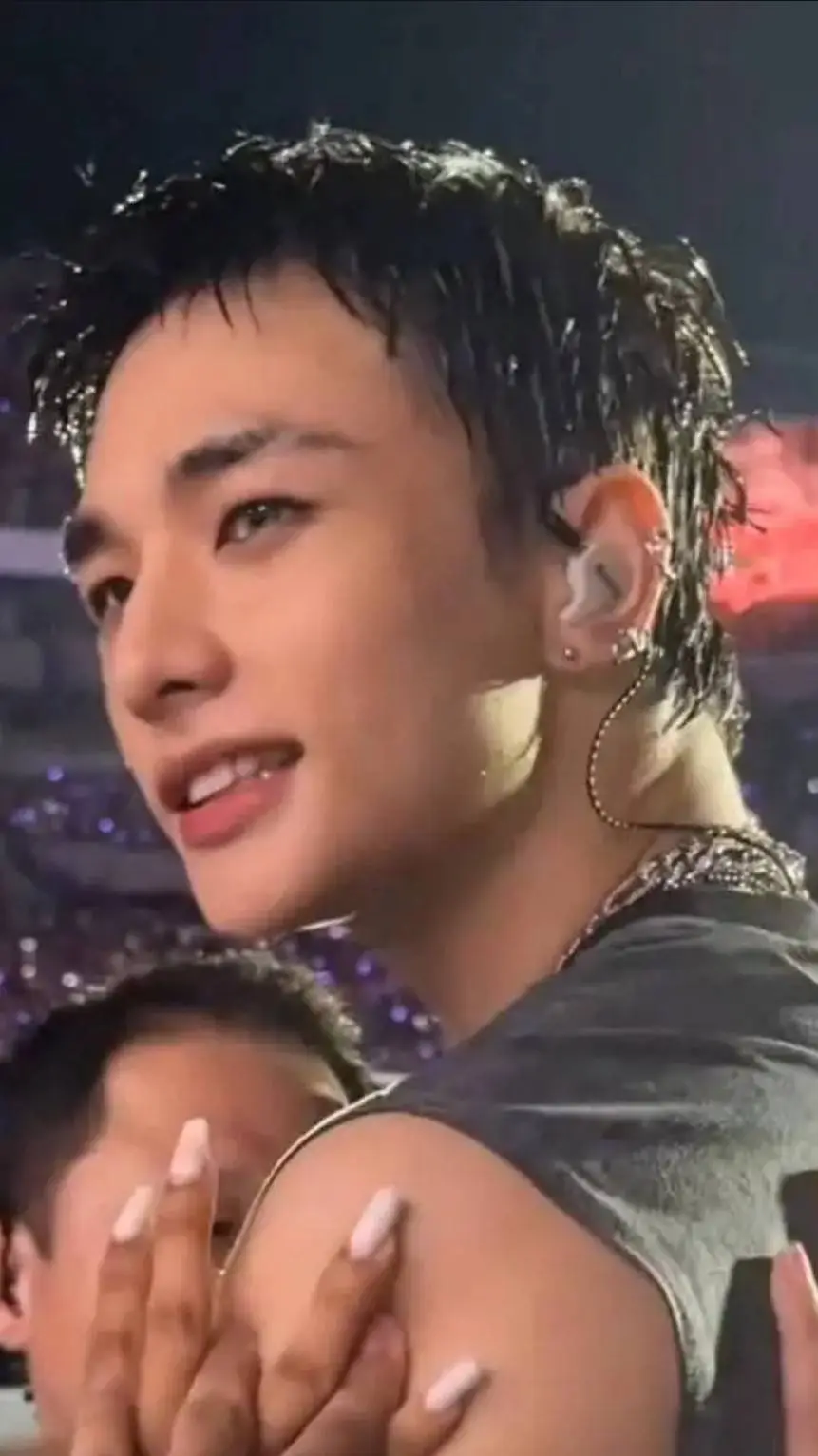 ai character: Hwang Hyunjin 💰💍💶 background