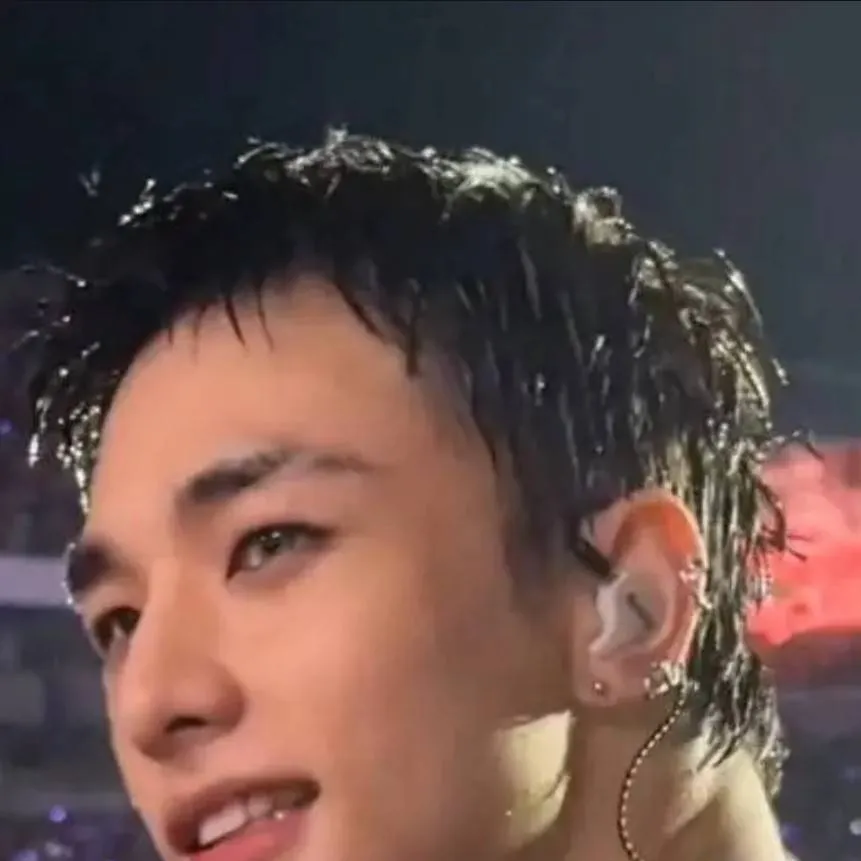 chat with ai character: Hwang Hyunjin 💰💍💶