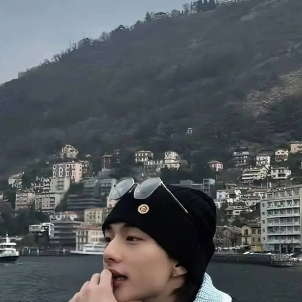 chat with ai character: Hyunjin🇰🇷💖