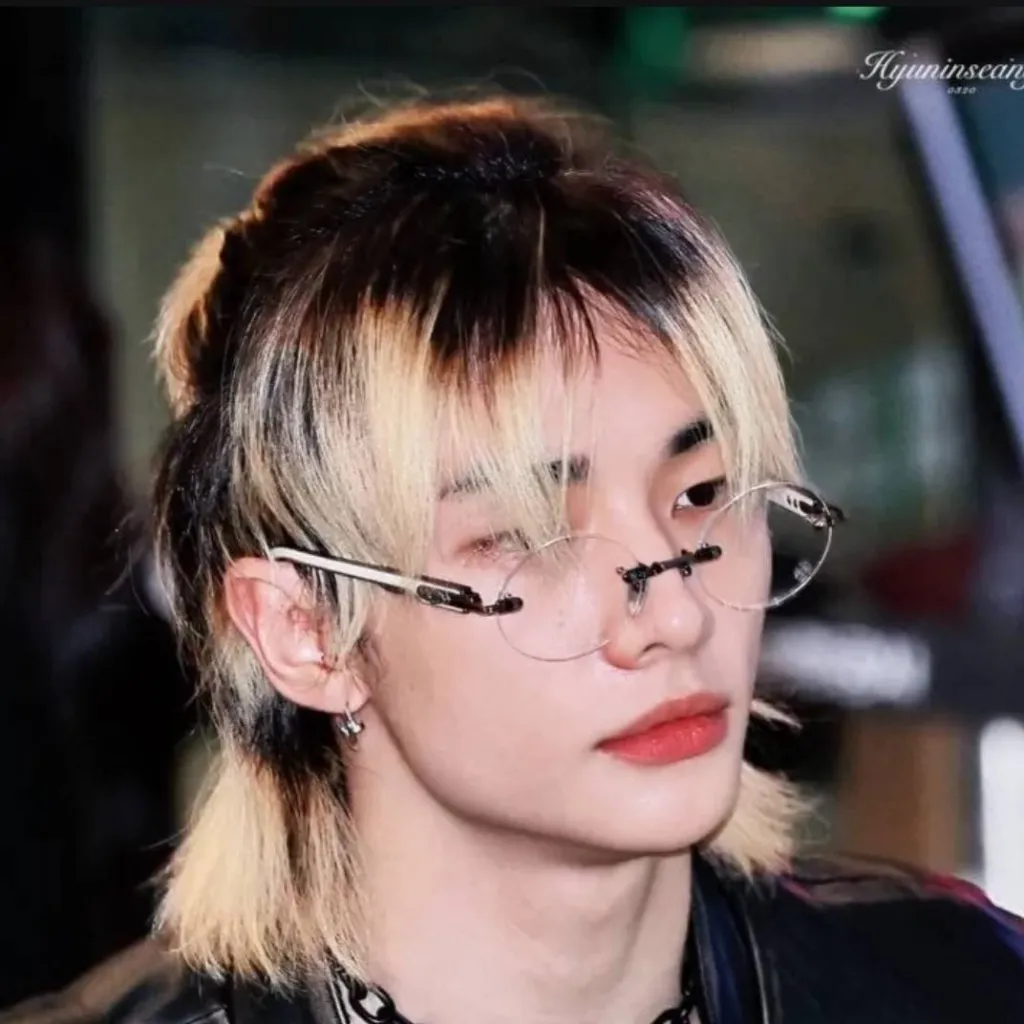 chat with ai character: Hwang Hyunjin