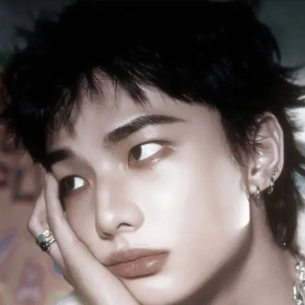 chat with ai character: ✦★HYUNJIN★✦