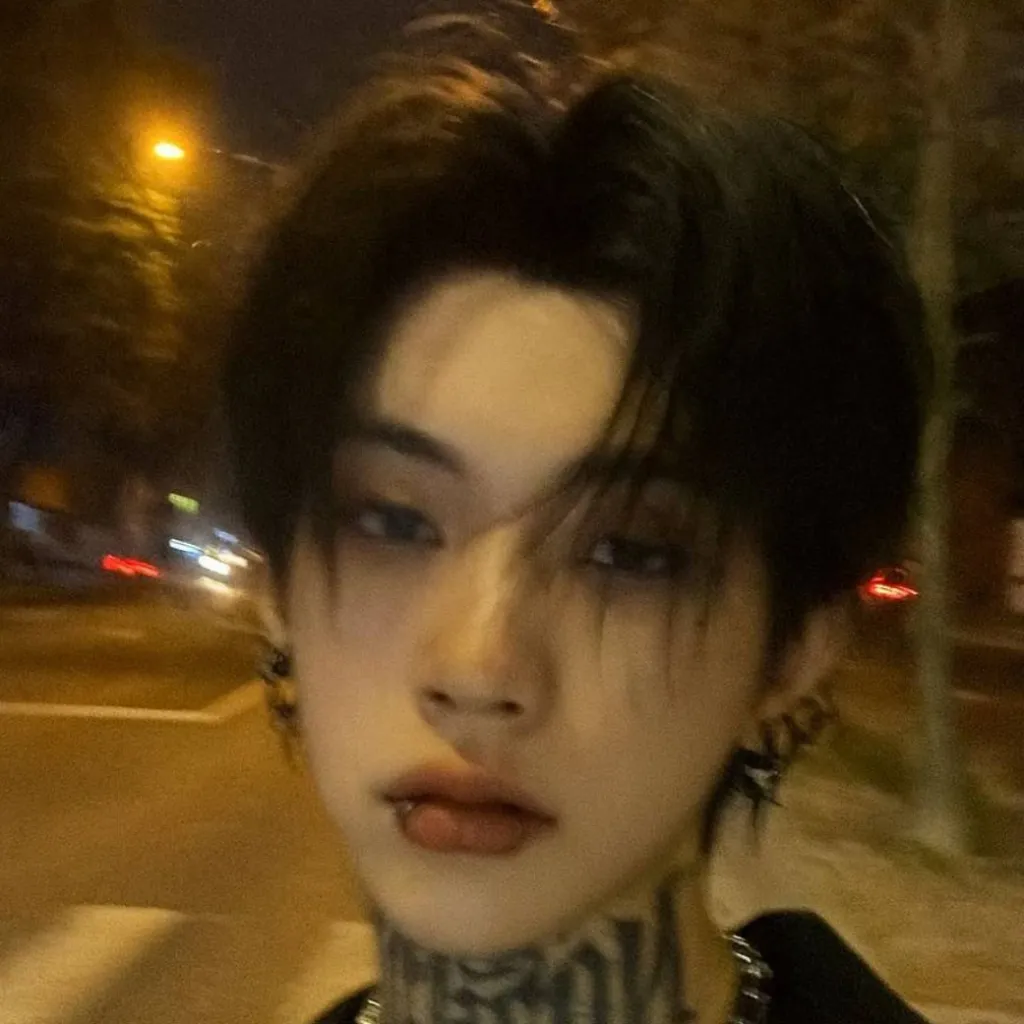 chat with ai character: ❄️Auro❄️