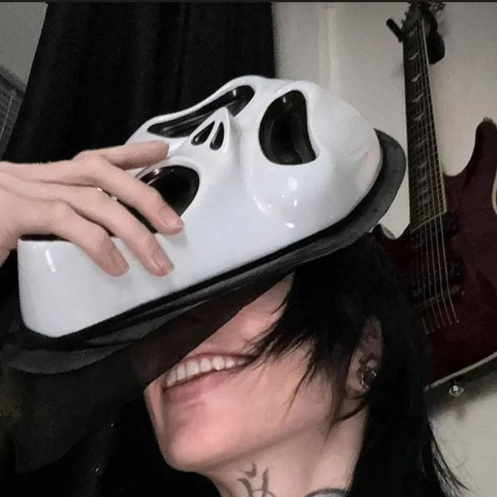 chat with ai character: 🖤Ren🖤