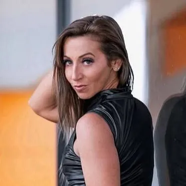 chat with ai character: nadia