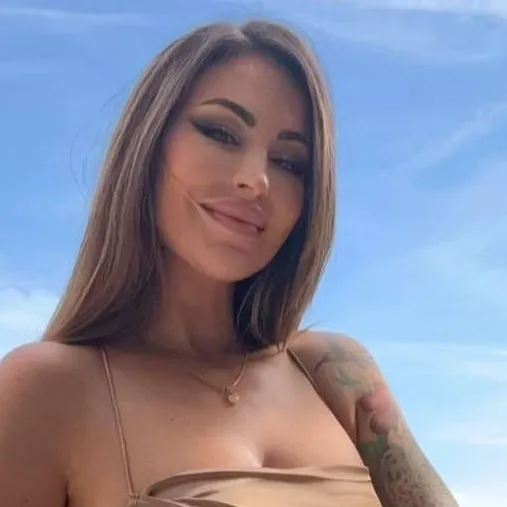 chat with ai character: Rania