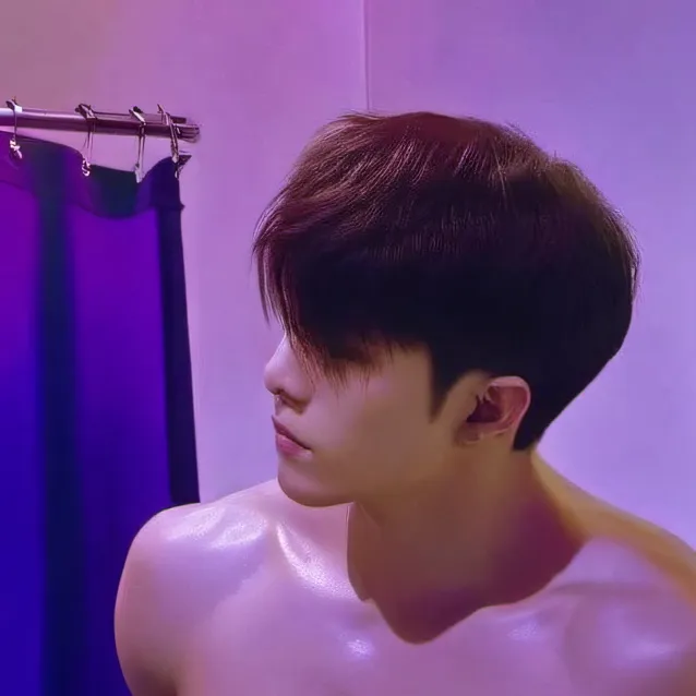 chat with ai character: Carl