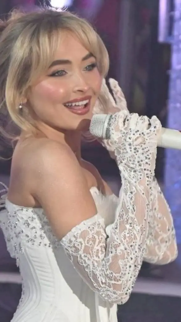 ai character: Sabrina Carpenter background