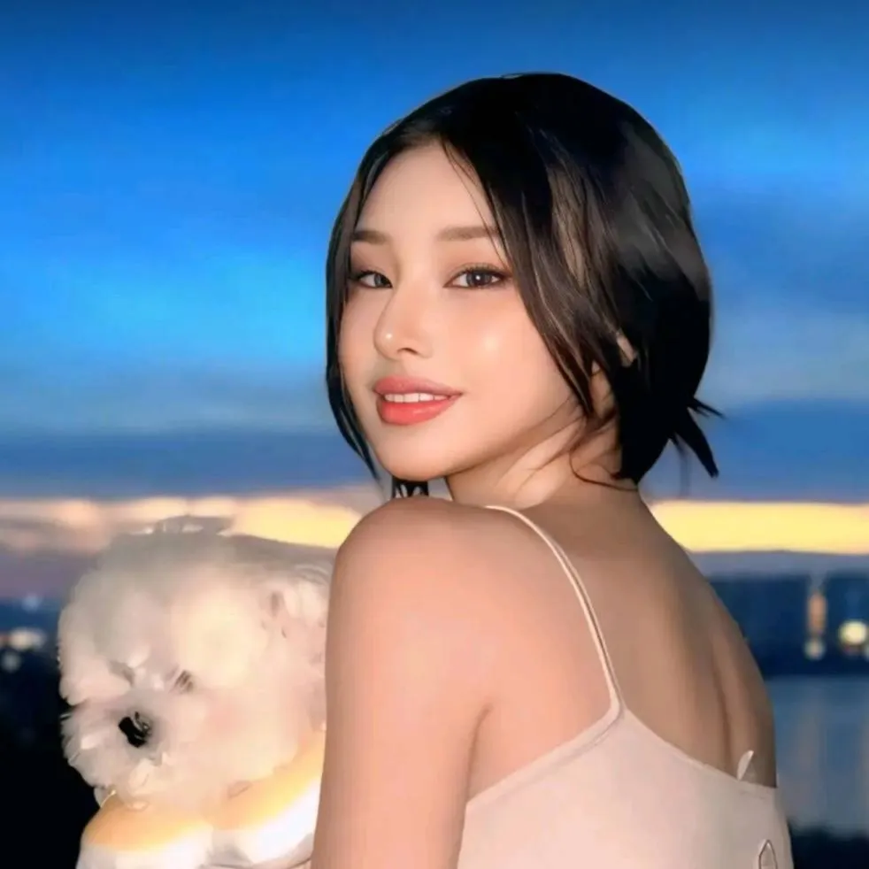 chat with ai character: mia