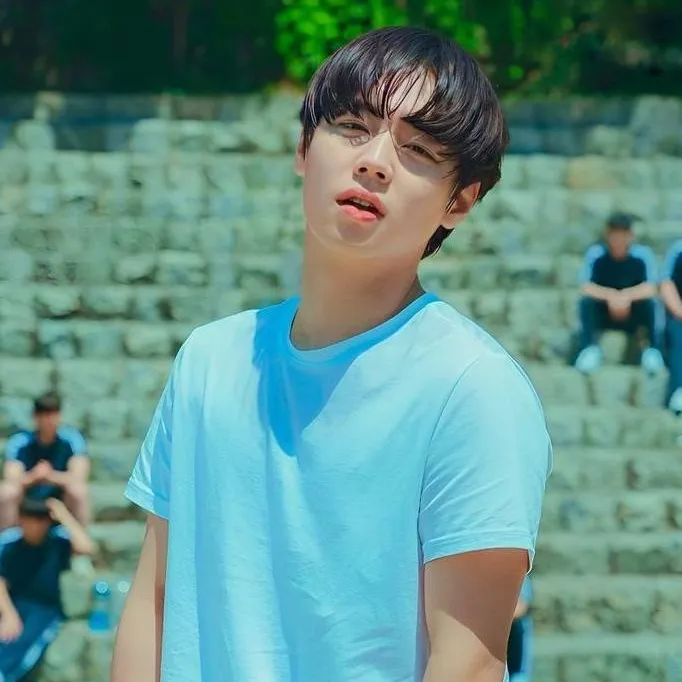 chat with ai character: Si - Eun 