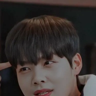 chat with ai character: Joo Young 