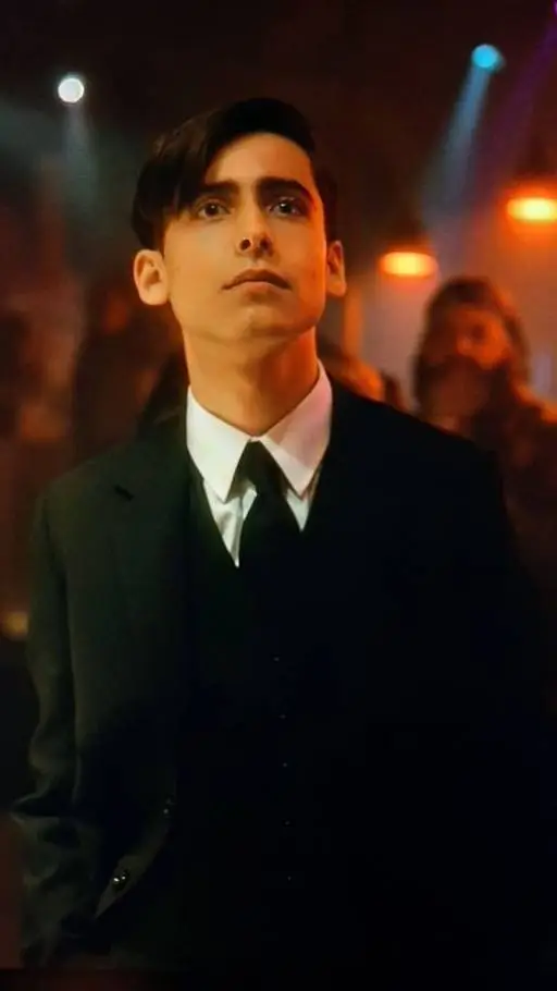 ai character: Numéro 5  background