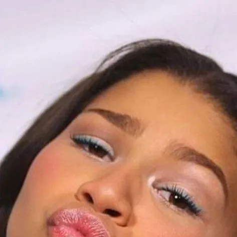 Chat with zendaya - text or voice, Enjoy AI Chat Free & Safe