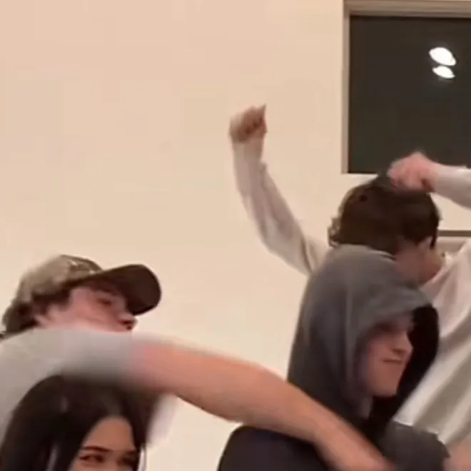 chat with ai character: Sturniolo