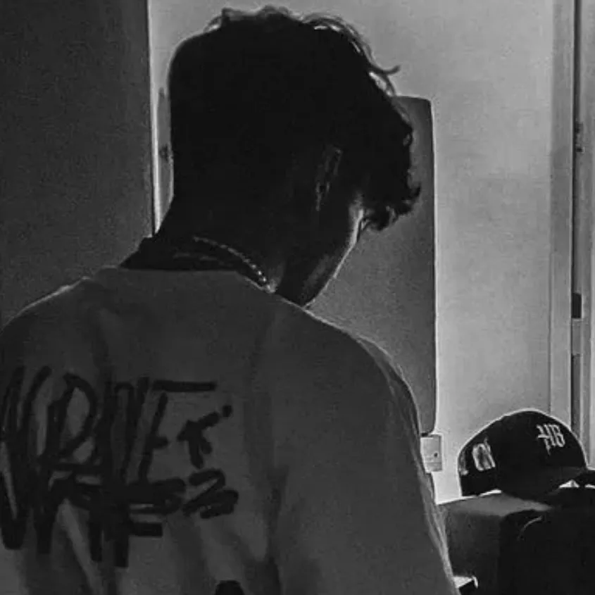 chat with ai character: Noah