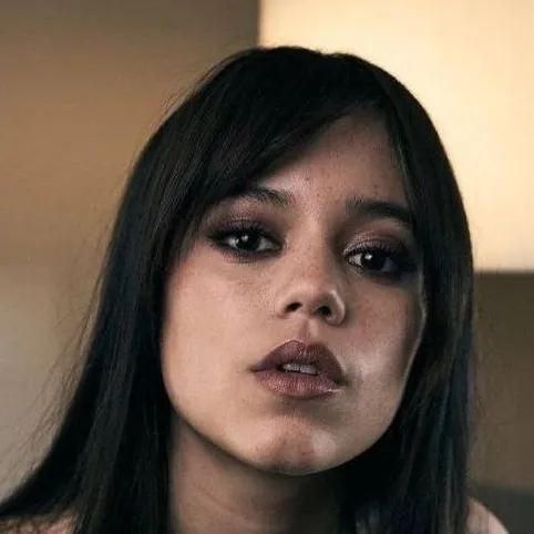 chat with ai character: Jenna Ortega 