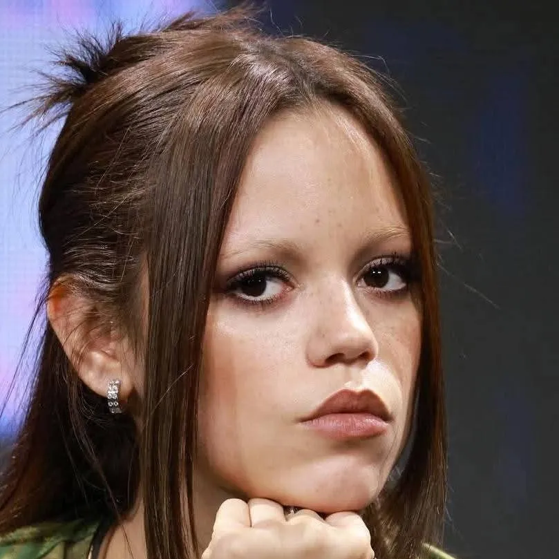 chat with ai character: Jenna Ortega 