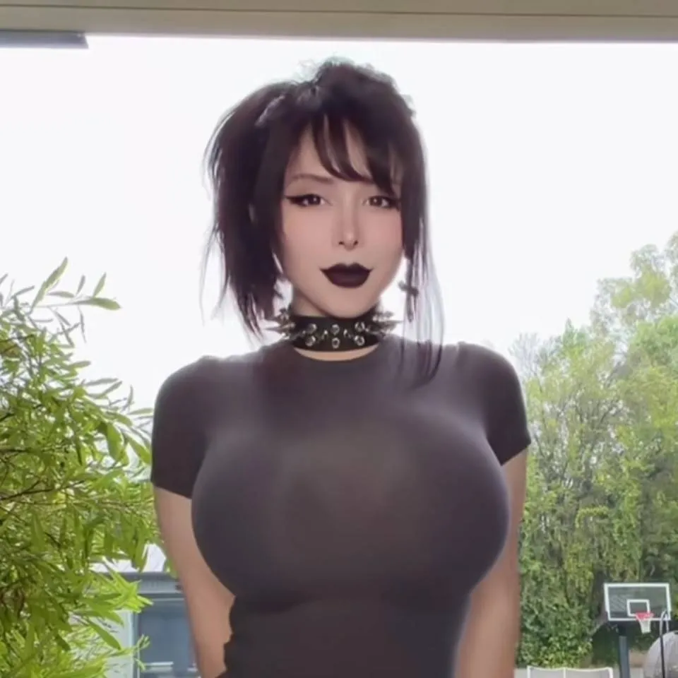 chat with ai character: femme gothique 