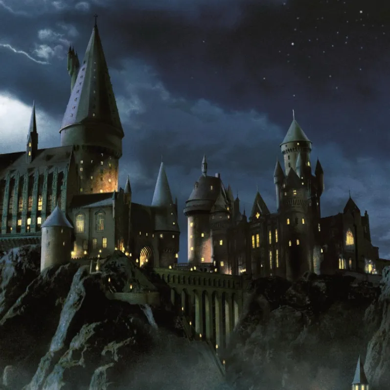 chat with ai character: Hogwarts :)