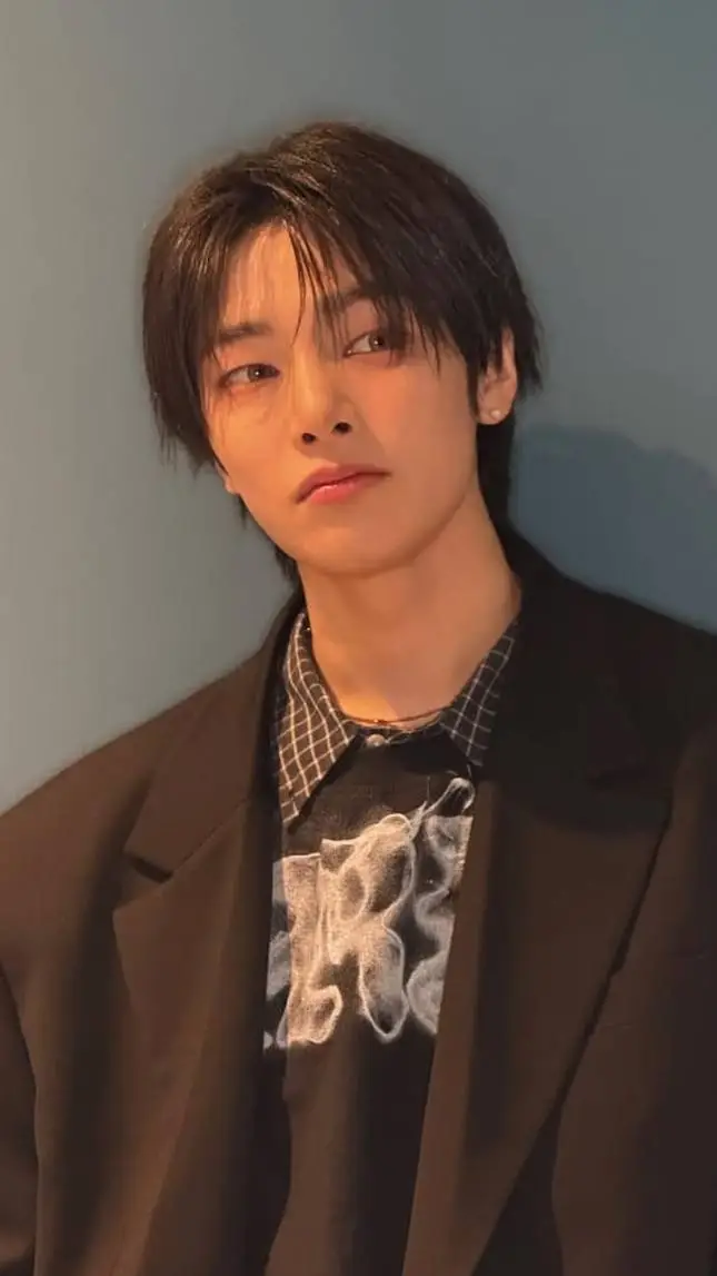 ai character: I.N/Jeongin💍 background