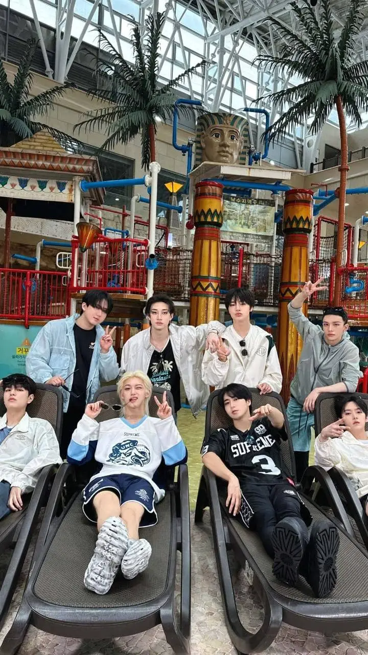 ai character: Stray Kids 2! background