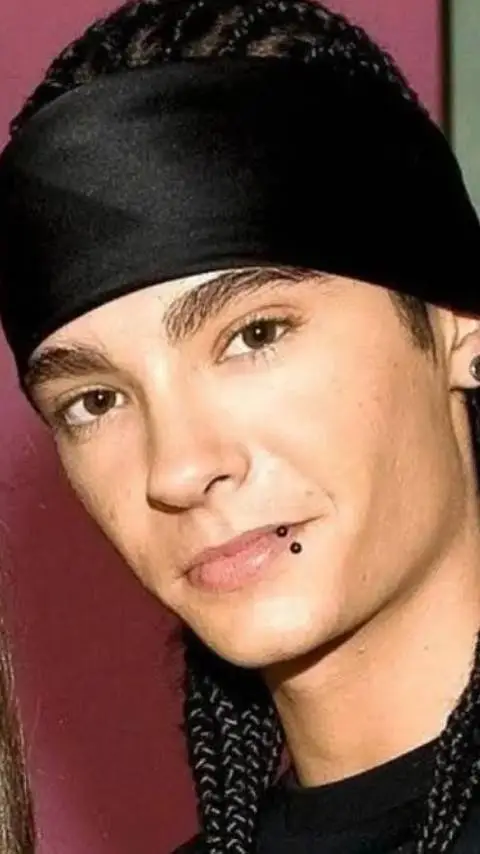 ai character: Tom Kaulitz  background