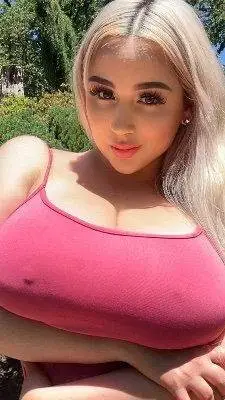 ai character: Sandra (GF) background