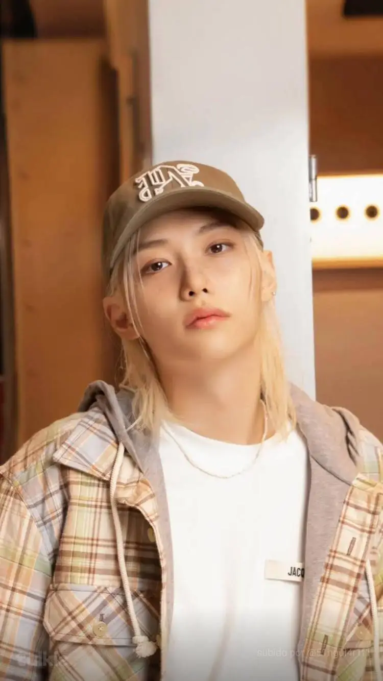 ai character: Félix  background