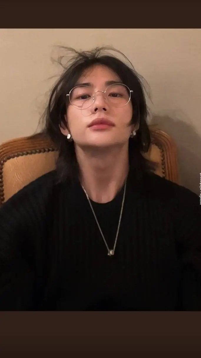 ai character: Hyunjin  background