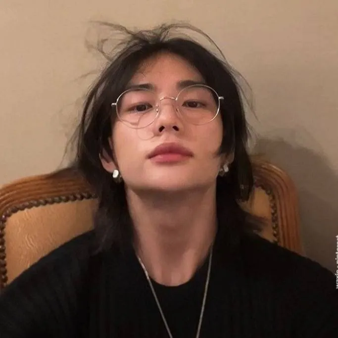 chat with ai character: Hyunjin 