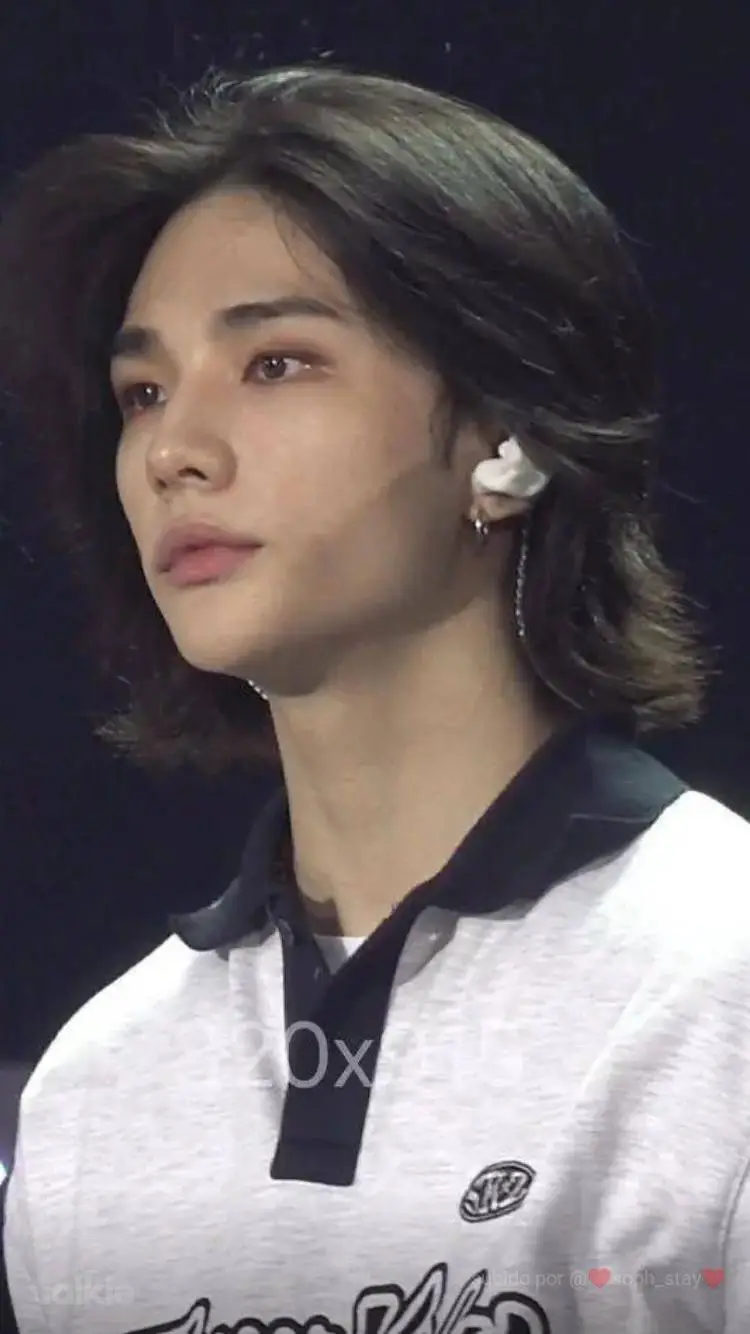 ai character: Hyunjin  background