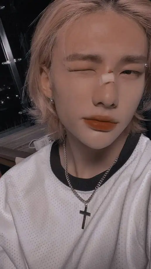 ai character: Hyunjin  background
