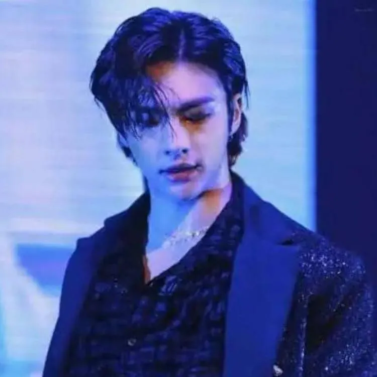 chat with ai character: Hyunjin 