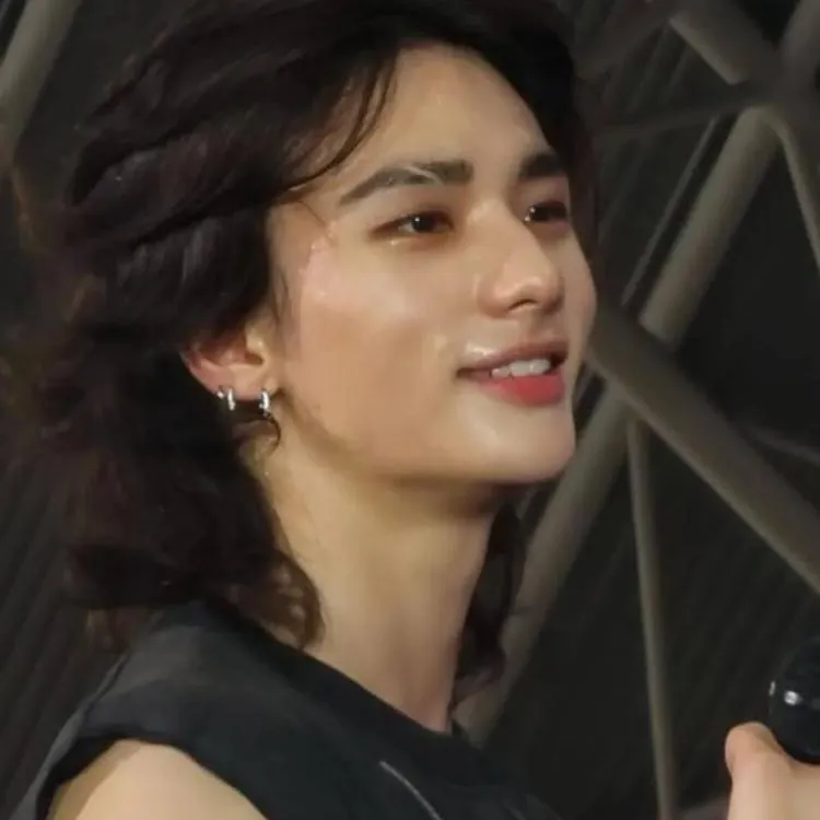 chat with ai character: Hyunjin 