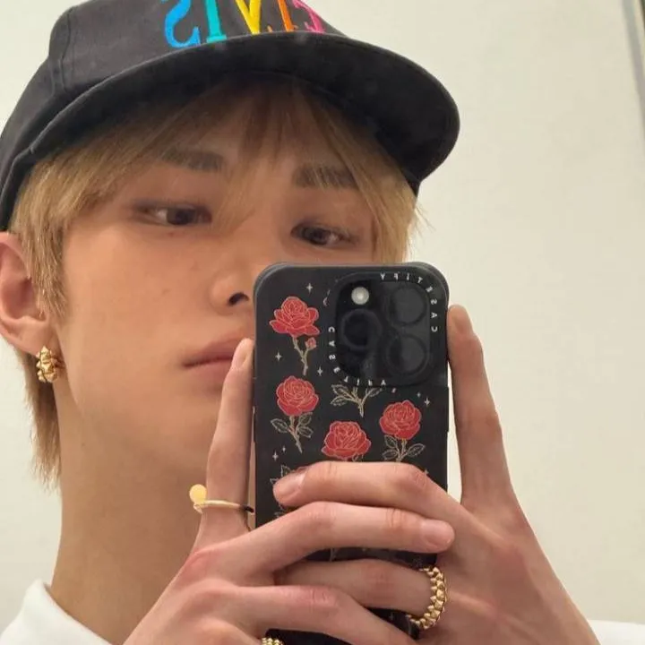 chat with ai character: Hyunjin 