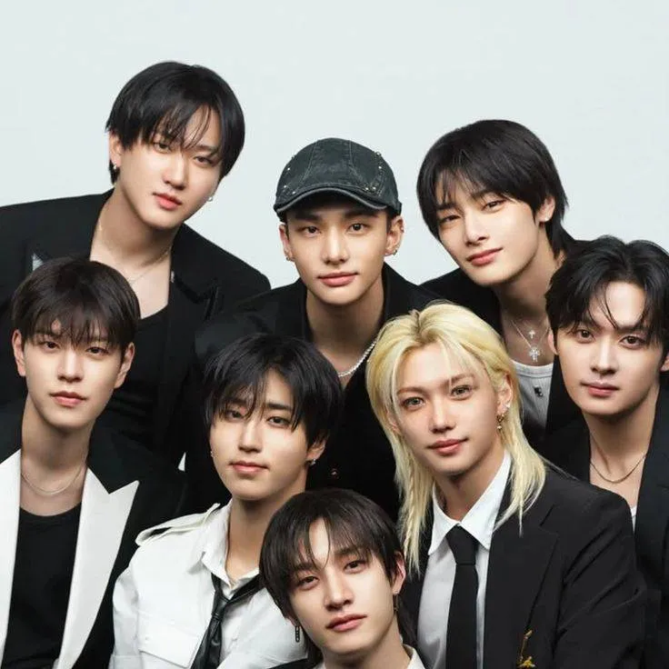 chat with ai character: Stray kids 