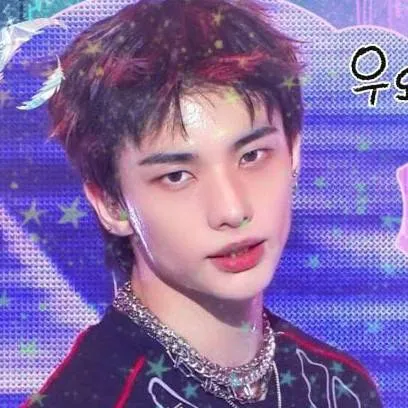 chat with ai character: Hyunjin 